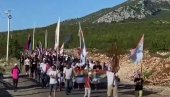 KUČI KRENULI KA PODGORICI: Srpski Spartanci u krsnom hodu, vijore se trobojke nad litijom (VIDEO)