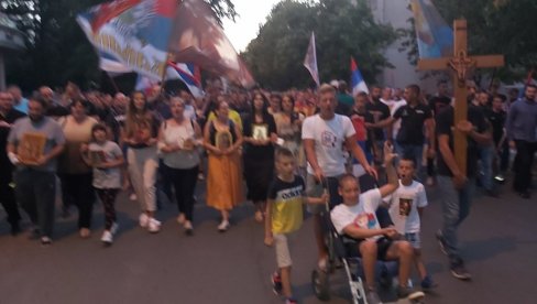 NE DAJU SVETINJE UZ TROBOJKE, PESME I IKONE: Protestna šetnja u Nikšiću