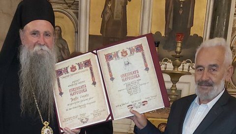 СЈАЈ ДУХА И ПОЕЗИЈЕ: Песнику Ђорђу Сладоју уручена књижевна награда Извиискра Његошева у Никшићу