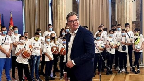 POSETA PREDSEDNIKU: Vučić primio mlade sportiste sa KiM