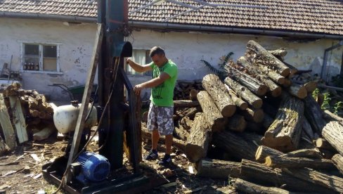 LEGALAN KUBIK DO 6.500 DINARA: Na zahtev vlasnika stovarišta, vlasti u Somboru zaustavile prodaju drva na ulicama