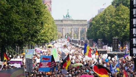 ХАОС У БЕРЛИНУ НА АНТИ-КОРОНА ПРОТЕСТИМА: Полиција разбила скуп, хиљаде Немаца на улицама против Меркелове (ВИДЕО)