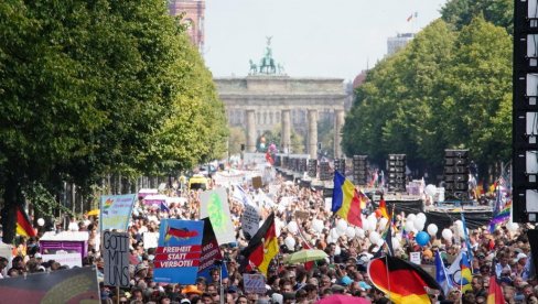 HAOS U BERLINU NA ANTI-KORONA PROTESTIMA: Policija razbila skup, hiljade Nemaca na ulicama protiv Merkelove (VIDEO)