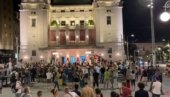 OPERSKE ARIJE UTIŠALE GRAD: Ispred narodnog pozorišta održani neobični nastupi, balkon teatra kao improvizovana pozornica
