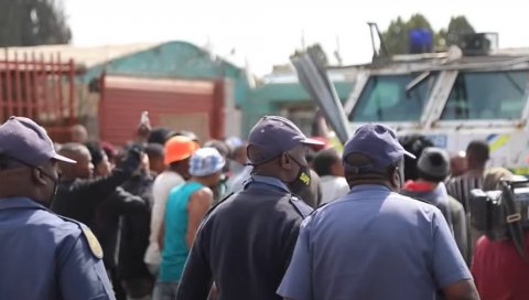 УПУЦАЛИ ДЕЧАКА СА ДАУНОВИМ СИНДРОМОМ: Масовни протести у Јужној Африци, жестоки сукоби на улицама (ФОТО/ВИДЕО)