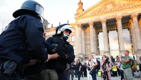 ДЕСНИЧАРИ ПОКУШАЛИ ДА УПАДНУ У БУНДЕСТАГ: Хаос у Берлину, полиција оштро реаговала током инцидента (ВИДЕО)