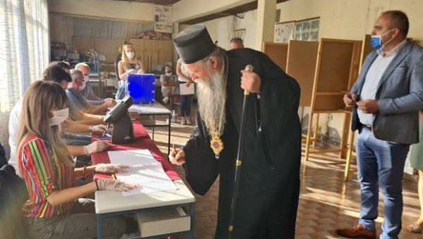 ГЛАСАО ЈОАНИКИЈЕ: Епископ позвао све да изађу на гласање (ФОТО/ВИДЕО)