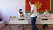 Капетан и 10 војника демонстративно предали оружје и отишли у Никшић да гласају