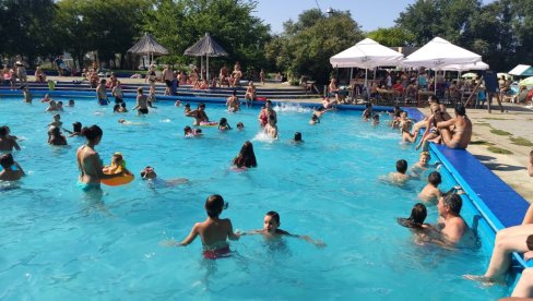 UŽIVANJE NA AVGUSTOVSKOM SUNCU: Zrenjaninci  spas od letnje vreline potražili na Gradskom bazenu