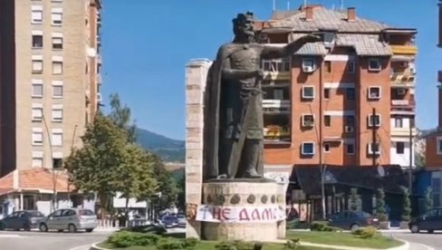 СРПСКО КОСОВО УЗ ЦРНУ ГОРУ: Подршка за браћу стиже из Митровице, на споменику кнезу Лазару јасна порука (ВИДЕО)