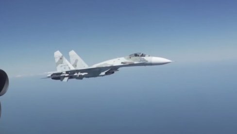 SNIMAK PRESRETANJA AMERIČKOG BOMBARDERA: Ruski pilot mahnuo krilima posadi B-52, pokazao im kakvo oružje nosi (VIDEO)