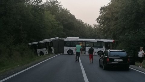 УДЕС НА ИБАРСКОЈ: Аутобус се занео и слетео са пута, застој код Липовице