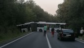 UDES NA IBARSKOJ: Autobus se zaneo i sleteo sa puta, zastoj kod Lipovice