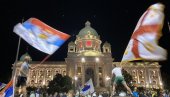 BEOGRAD SLAVI PAD MILA ĐUKANOVIĆA! Vijore se zastave i odjekuje pesma ispred Skupštine! (VIDEO)