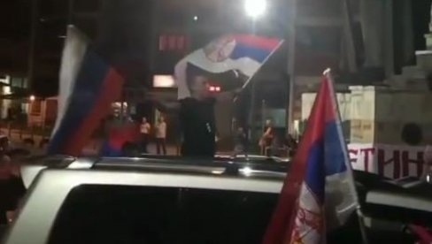 KOSOVSKA MITROVICA SLAVI MILOV PAD: Svuda se vijore trobojke, zakrčene ulice (VIDEO)
