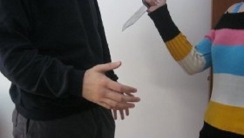 СПЛИЋАНКА ИЗБОЛА ФРИЗЕРА: Детаљи напада у Сплиту - Није била задовољна фризуром свог дечка, па зграбила нож