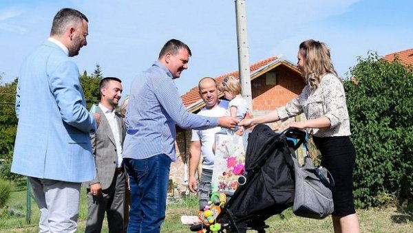 РЕЉИЋИ У НОВОМ ДОМУ У ЛЕДИНЦИМА: Почела испорука грађевинског материјала избеглим породицама које живе у Војводини