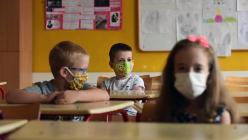 У КЛУПАМА 66.000 ПРВАКА: Школска година почела нетипично, али за сада без било каквих проблема (ФОТО)