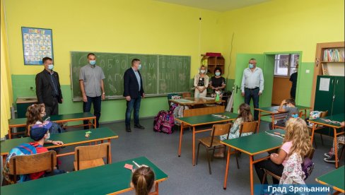POKLONI ZA ĐAKE PRVAKE: Školske torbe i pribor od grada Zrenjanina