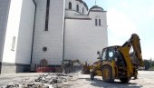 MERMER PROSTIRU OKO PORTE: Počela prva faza radova na obnovi platoa ispred Hrama Svetog Save, uklanjaju dotrajale kocke