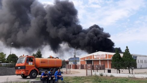 Ватрогасци локализовали пожар у магацину фирме „Гоекс“ у Мерошини
