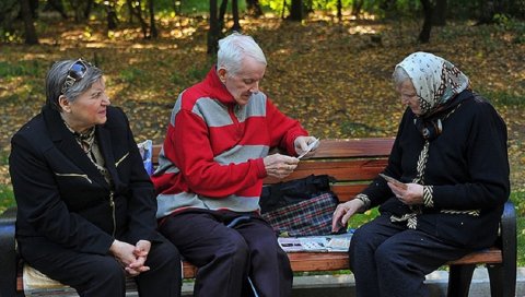 И ПЕНЗИОНЕРИ ЋЕ ДОБИТИ РУСКУ ВАКЦИНУ: После 40.000 добровољаца на ред ће доћи и старији грађани Москве