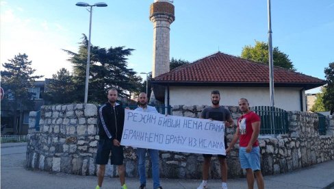 BRANIĆEMO BRAĆU IZ ISLAMA: Nikšićani poslali jasnu poruku pred džamijom - Bivši režim nema srama! (FOTO)