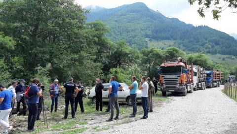 ШЕКУЛАРЦИ НАЈАВИЛИ БЛОКАДУ ШУМА: На северу Црне Горе секу дрва без милости, грађани огорчени