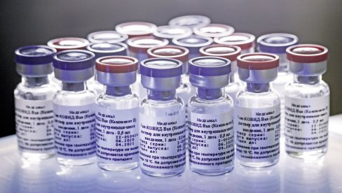 ФАРМАЦЕУТСКЕ КОМПАНИЈЕ ПОТПИСАЛЕ: „Залог безбедности” или смоквин лист за негативне ефекте потенцијалних западних вакцина