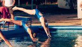 PIKNIK ZA POČETAK NOVE SEZONE: Plivači uživaju kraj bazena u Zrenjaninu