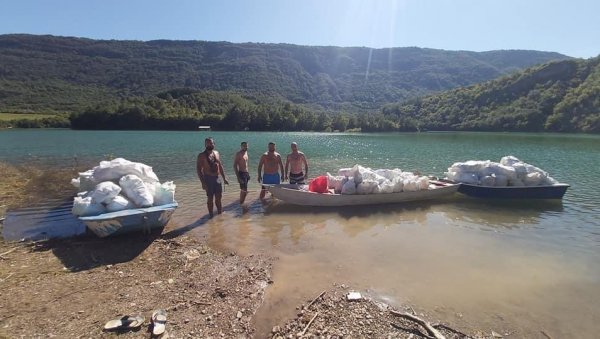 ЏАКОВИ ПЛАСТИКЕ: Међу многобројним посетиоцима Завојског језера било и оних који су га чистили