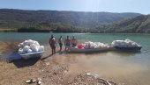 DŽAKOVI PLASTIKE: Među mnogobrojnim posetiocima Zavojskog jezera bilo i onih koji su ga čistili