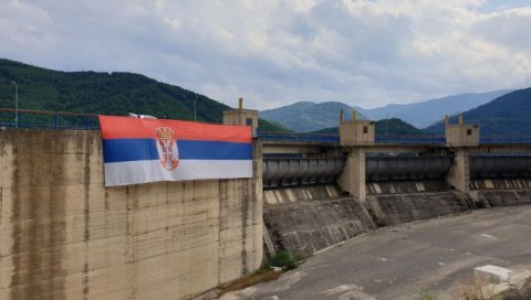 СРПСКА ЗАСТАВА НА ГАЗИВОДАМА: Одговор на још једну албанску провокацију