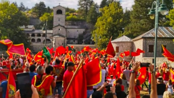 Е ВИВА МОНТЕНЕГРО: Милове присталице се окупиле испред манастира на Цетињу - скуп окарактерисан као патриотски! (ФОТО)