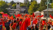 E VIVA MONTENEGRO: Milove pristalice se okupile ispred manastira na Cetinju - skup okarakterisan kao patriotski! (FOTO)