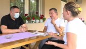 MORAMO POMOĆI IVANU DA POVRATI VID: Srđan Popović, predsednik opštine Gračanica posetio porodicu Vasić