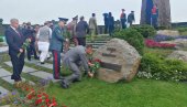 ПУТ СЕЋАЊА: Министар Вулин положио цвеће на споменик у Музејском комплексу