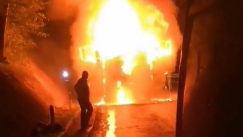 JEZIVA SCENA NA PUTU KA NOVOM SADU: Kamion potpuno izgoreo - drugi vozači pokušavali da gase buktinju (VIDEO)