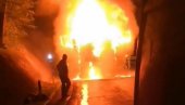 JEZIVA SCENA NA PUTU KA NOVOM SADU: Kamion potpuno izgoreo - drugi vozači pokušavali da gase buktinju (VIDEO)