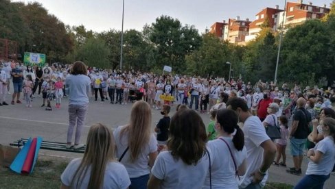 HOĆE IZABRANU, A NE NAMETNUTU DIREKTORKU ŠKOLE: Protest roditelja i nastavnika ispred OŠ Ivo Andrić