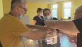 ПРИЈАВЉЕНЕ НЕПРАВИЛНОСТИ У ШАПЦУ: Поновљени избори пролазе без већих инцидената, али у натегнутој атмосфери