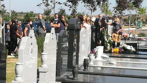 ГОДИШЊИЦА ГРУОВЕ СМРТИ: Породица и пријатељи се окупили да одају почаст великом српском реперу (ФОТО/ВИДЕО)