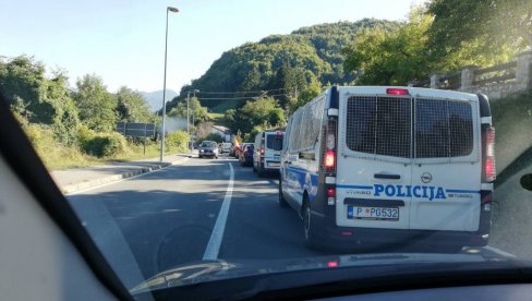 KRENULE KOMITE KA PODGORICI: Na skup crnogorskih patriota uz pratnju policije (VIDEO)