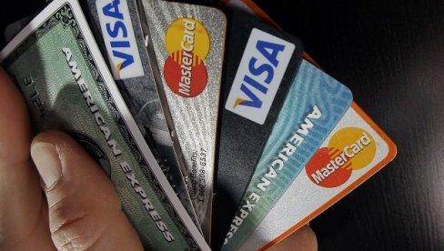 ПЛАСТИКУ ДИЗАЈНИРА САМО БАНКА: Понуде за израду нетипичних, допунских картица треба избегавати