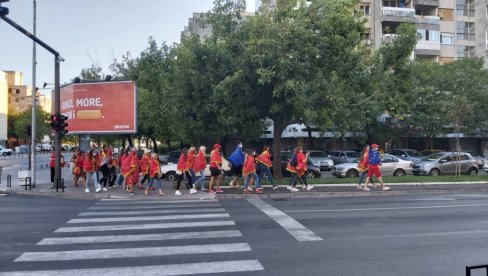 OGRNUTI ZASTAVAMA CRNE GORE I EU: Podgoričani krenuli na skup crnogorskih patriota