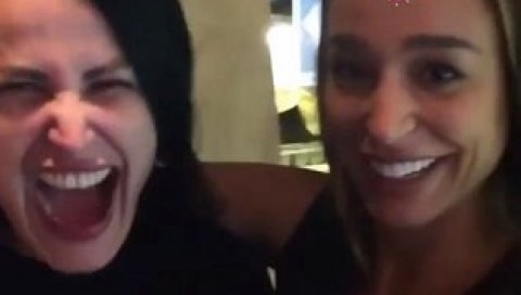 ПОКЛОН ЗА СЕСТРУ, УЗ СУЗЕ РАДОСНИЦЕ: Инди и Едита Арадиновић се виделе после Индирине операције