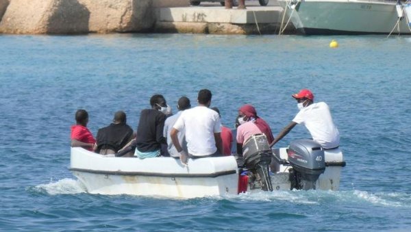 ДРАМАТИЧНА АКЦИЈА СПАСАВАЊА Тоне чамац са 50 миграната код обала Грчке