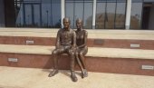 АТРАКЦИЈА У БАРУ: Бронзана скулптура која свима шаље најјачу поруку - љубави