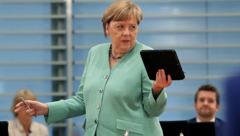 ČELIČNA KANCELARKA: Merkel planira uvođenje policijskog časa!