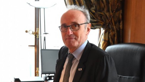 Sunce i paprike: Šta radi ambasador Francuske u Beogradu Žan-Luj Falkoni